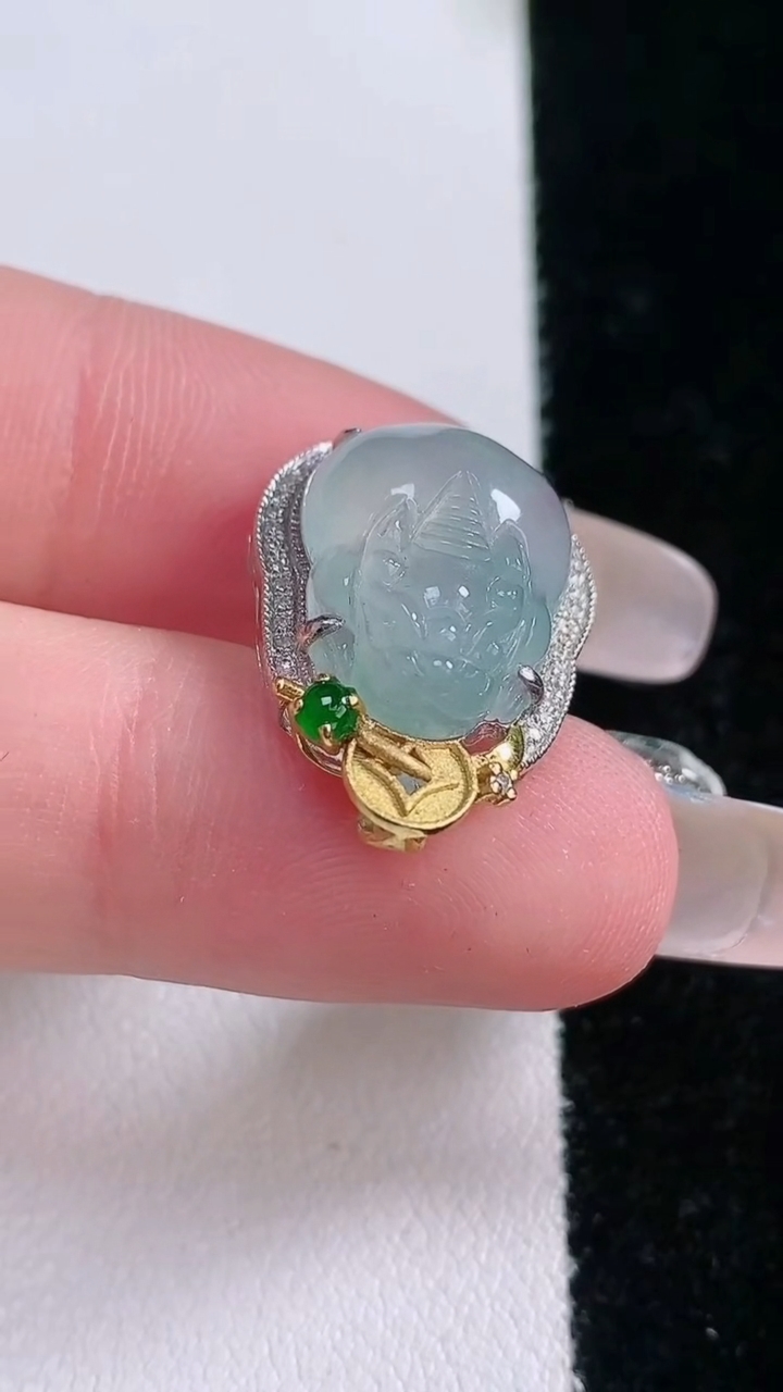 天然A货翡翠貔貅吊坠，尺寸22.2-15.2-7.8，裸石16.4-12重量:3.42g
3月7日