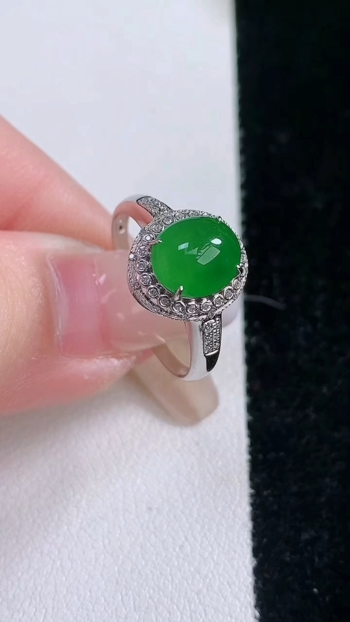 天然A货翡翠蛋面戒指，尺寸17.8-8.4-7-6.8，重量:2.41g2026年3月7日
工厂直销