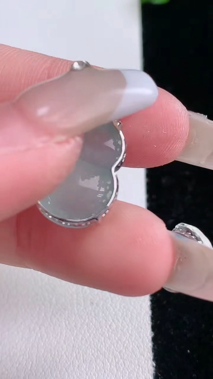 天然A货翡翠葫芦吊坠，尺寸17-12.2-7.1，重量:3.44g
3月7日