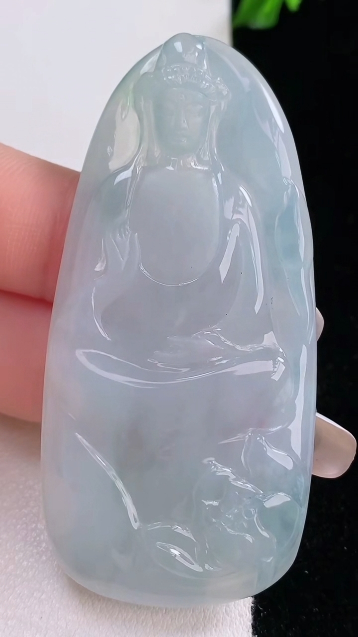 天然A货翡翠观音菩萨吊坠，尺寸61.7-29.7-4.2，重量:20.56g
3月7日