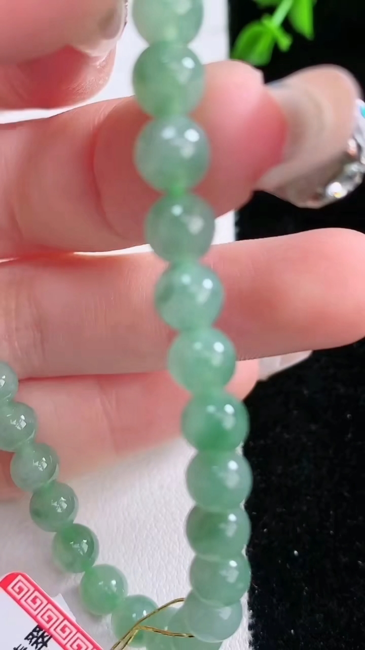 天然A货翡翠圆珠手串，尺寸5.8-30颗，重量:11.44g3月7日
工厂直销收藏佳品,种好水足，色泽均匀，有种有色，上手高大气！