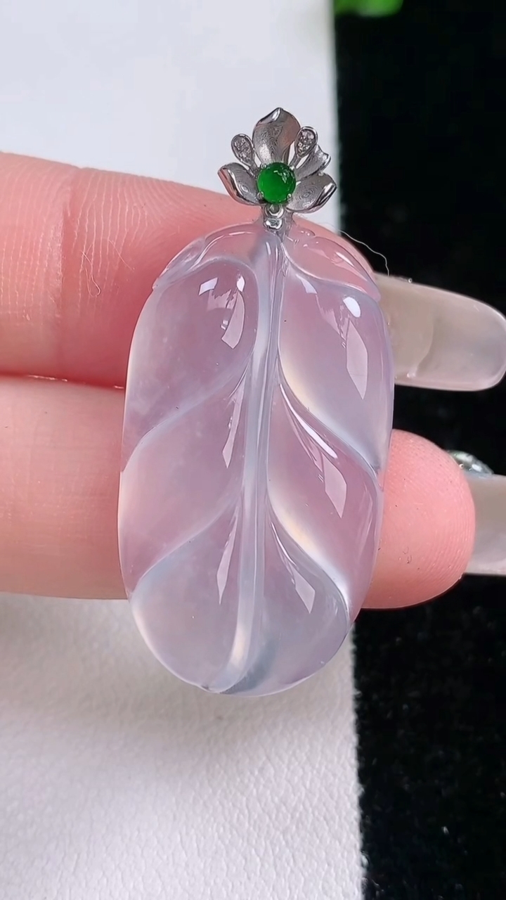 天然A货翡翠种白冰金枝玉叶 叶子吊坠，尺寸31.5-18.3-5，重量:6.50g
3月7日