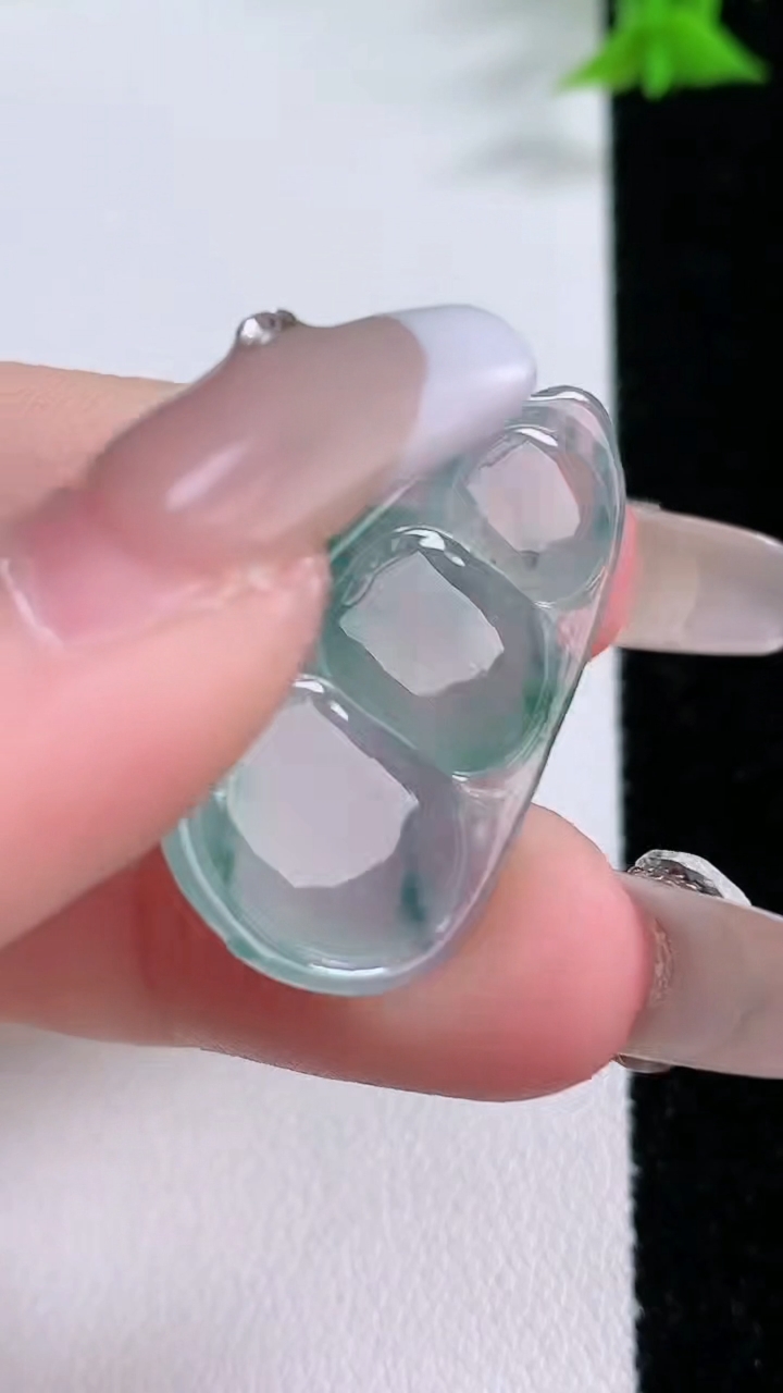 天然A货翡翠冰种飘花福豆吊坠，尺寸30-16-5.7，重量:4.59g
3月7日