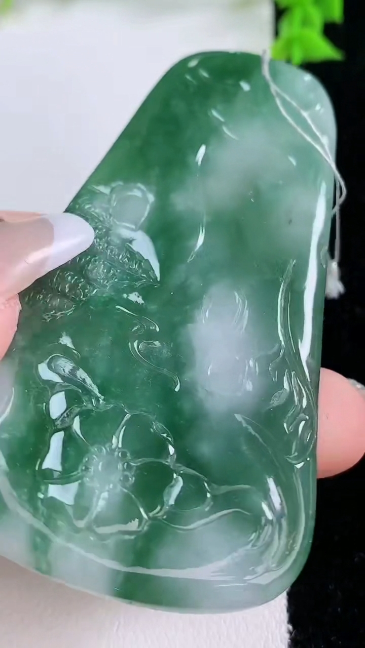 天然A货翡翠阿弥陀佛吊坠，尺寸74.7-42.6-5.7，重量:38.57g
3月7日