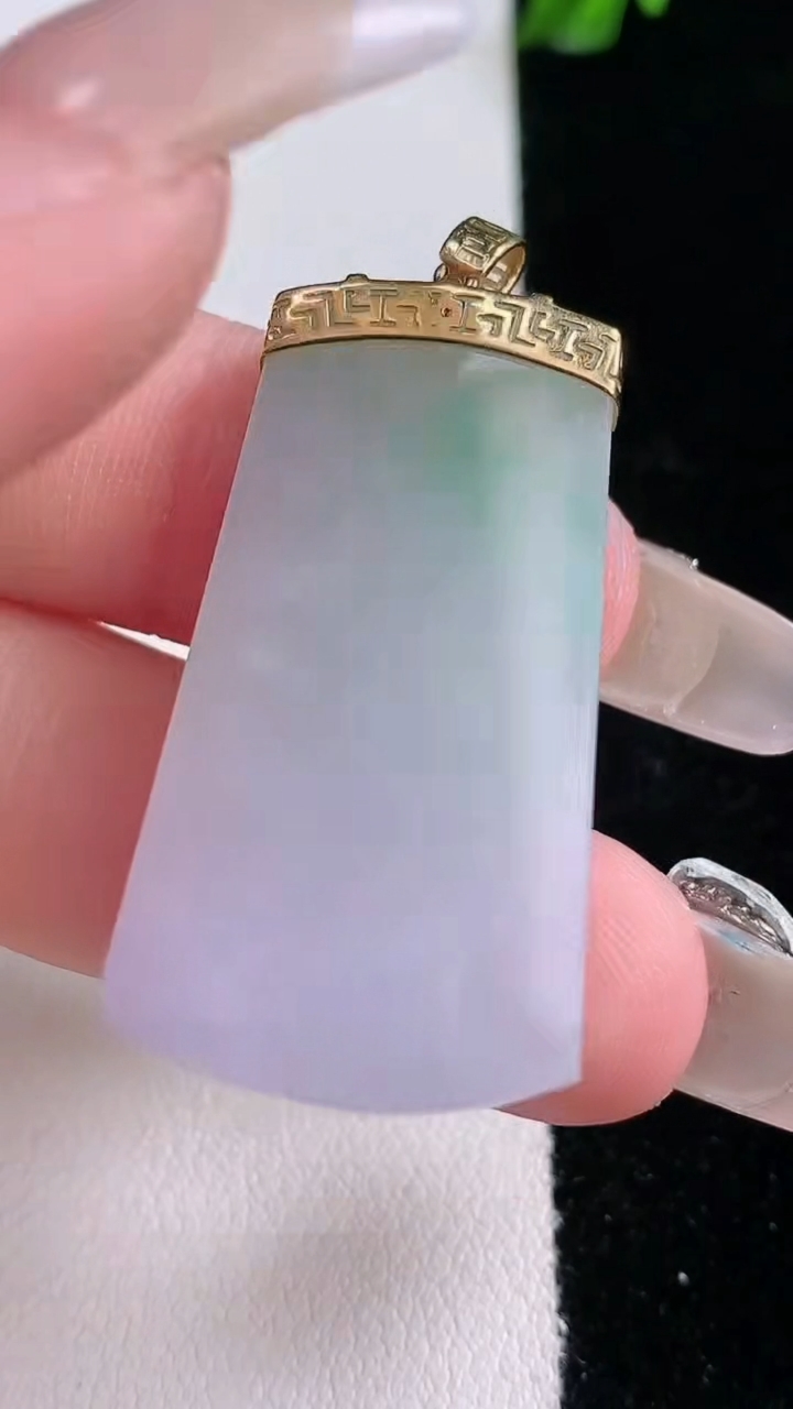 天然A货翡翠无事牌吊坠，尺寸36.3-19.3-3.4，重量:8.40g
3月7日