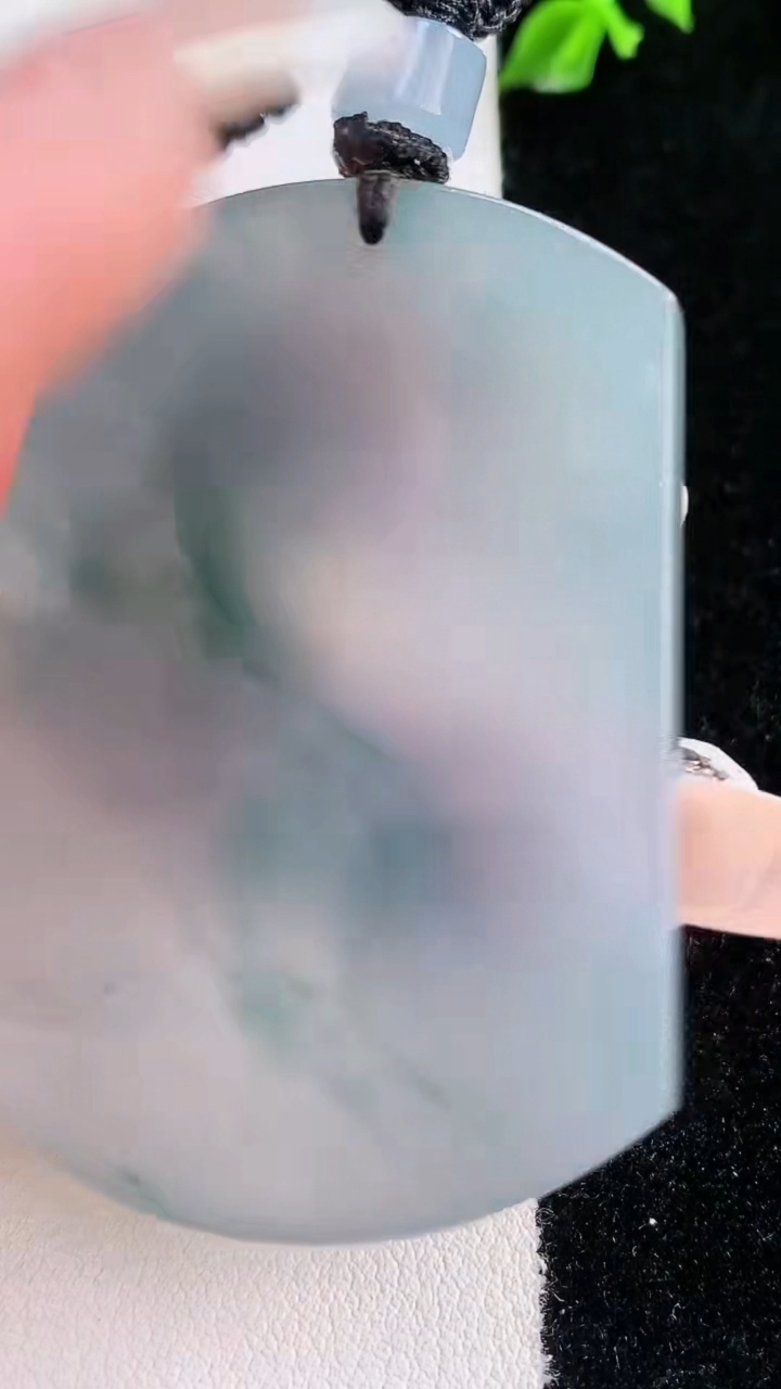 天然A货翡翠种飘花无事牌吊坠，尺寸52-40-5.4，重量:36.71g
3月7日