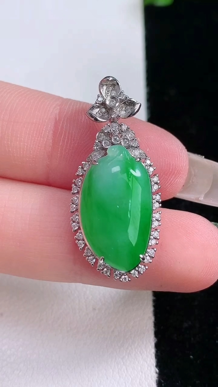 天然A货翡翠福瓜吊坠，尺寸31-13.7-6.6，裸石18-10.6重量:3.57g
3月7日