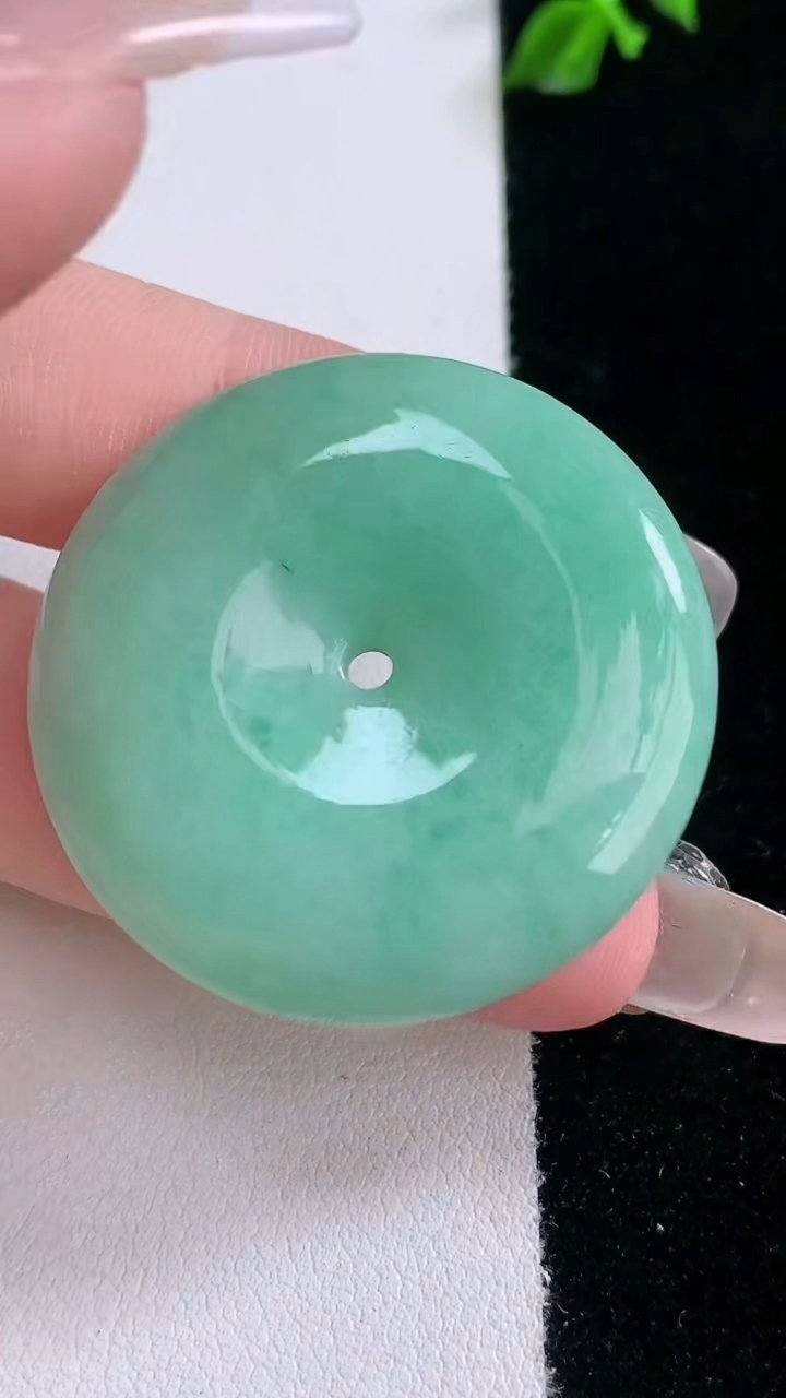 天然A货翡翠平安扣吊坠，尺寸36-5.7，重量:16.47g
3月7日