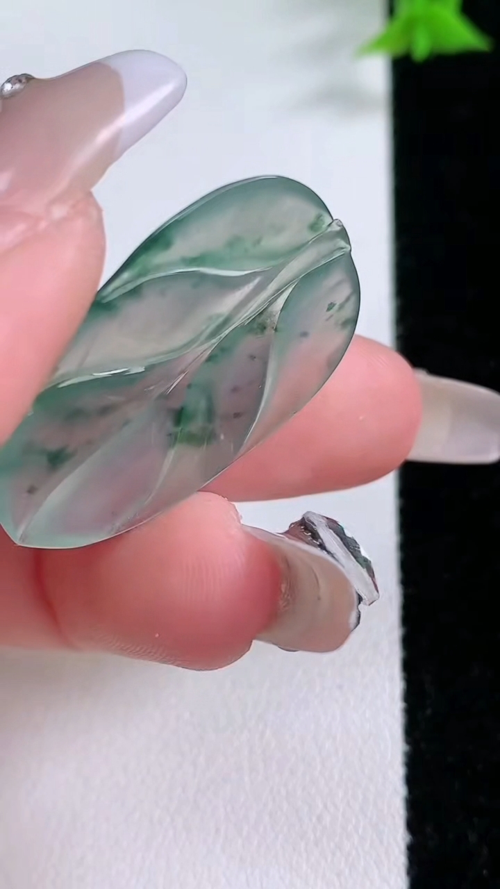 天然A货翡翠冰种飘花金枝玉叶 叶子吊坠，尺寸31.5-21.2-3，重量:3.73g
3月7日