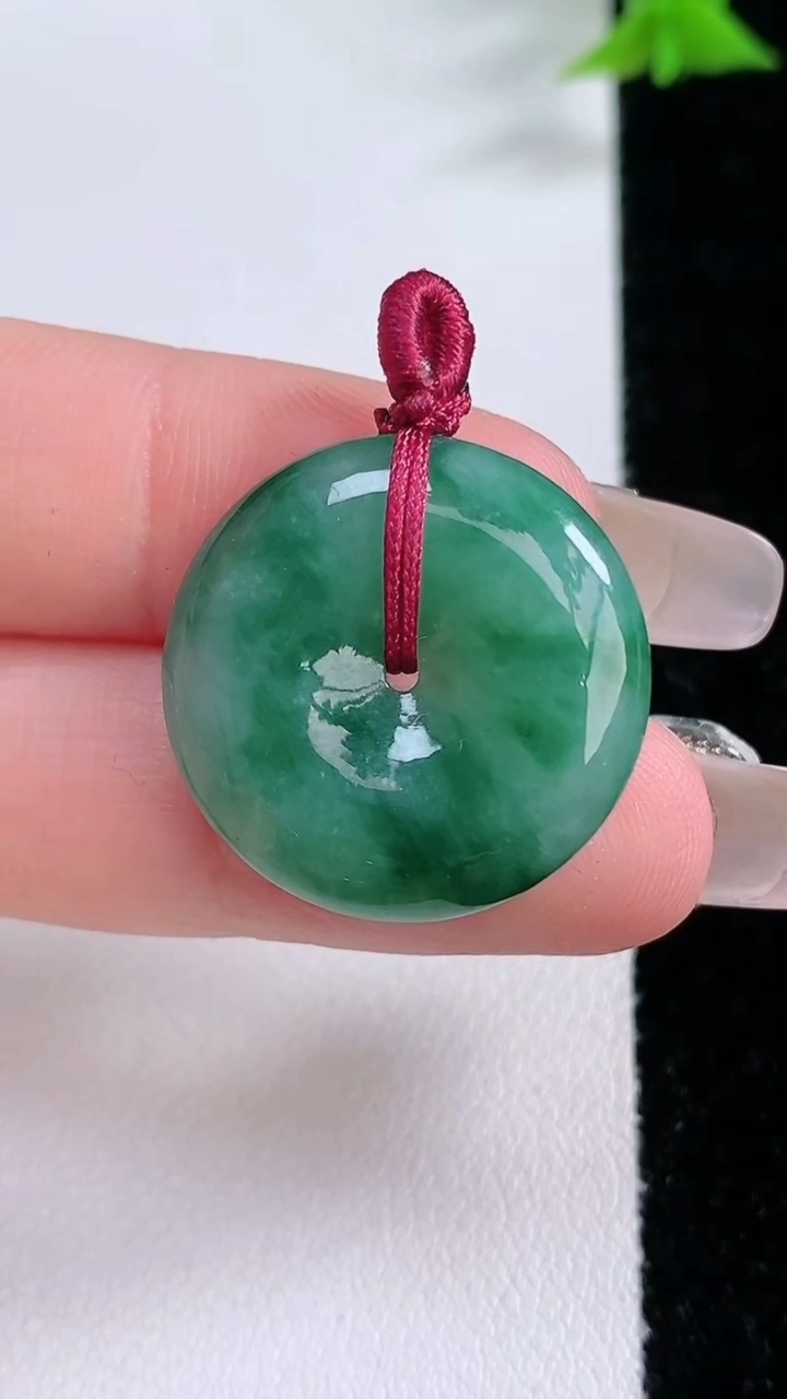 天然A货翡翠平安扣吊坠，尺寸23-5.3，重量:6.80g
3月7日