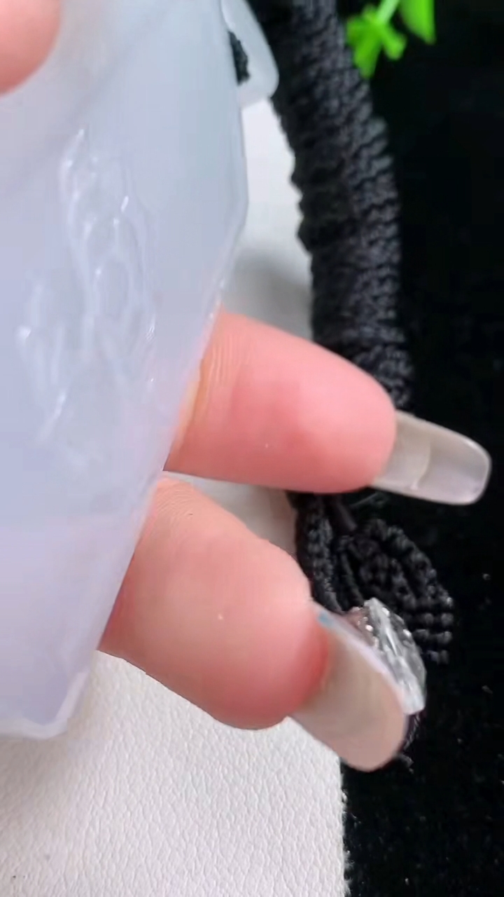 天然A货翡翠大日如来吊坠，尺寸65.2-36-10.5，重量:66.96g
3月7日