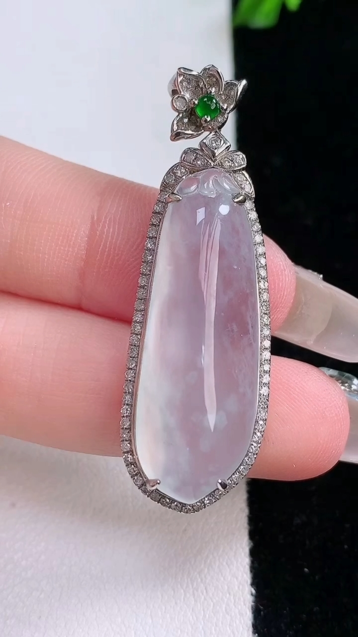 天然A货翡翠种白冰福瓜吊坠，尺寸45.6-14.3-8，裸石32.4-11.2重量:6.47g
3月