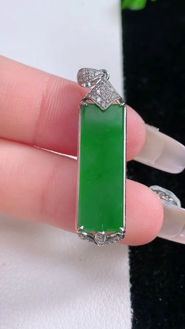 天然A货翡翠无事牌吊坠，尺寸37.7-9.3-6，裸石24.3-7.8重量:3.68g
3月7日