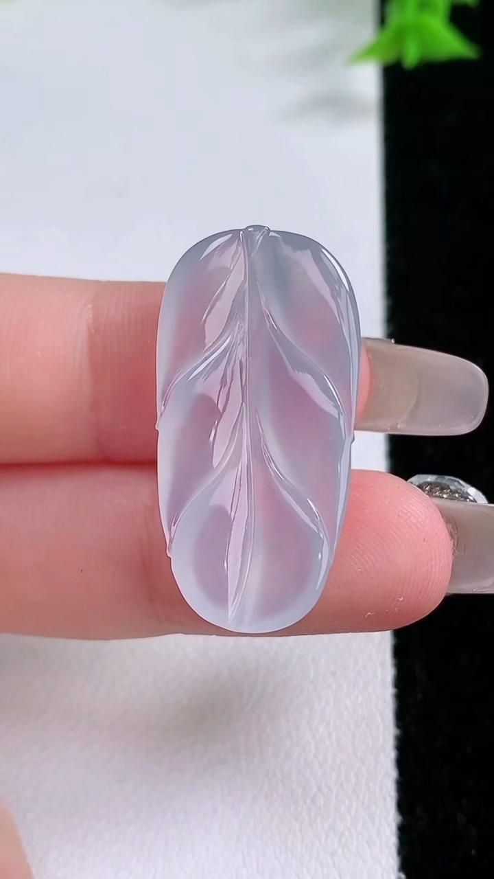 天然A货翡翠冰种紫罗兰金枝玉叶 叶子吊坠，尺寸31-15-3.8，重量:4.37g
3月7日