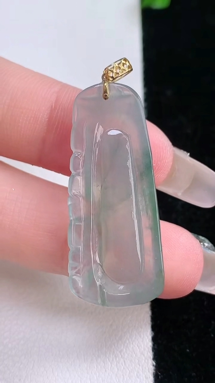 天然A货翡翠18K金飘花节节高升 竹节吊坠，尺寸39-15-4.7，重量:4.34g
3月7日