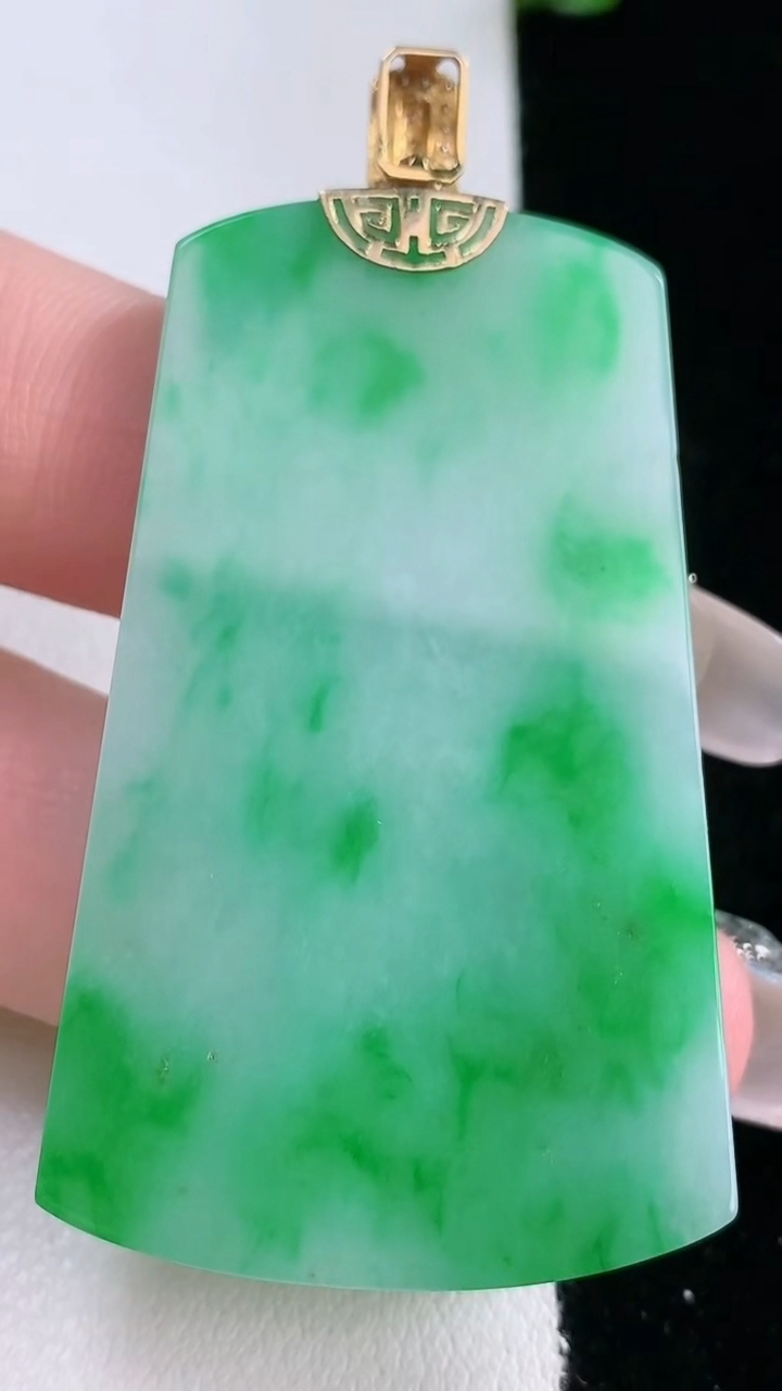 天然A货翡翠无事牌吊坠，尺寸49.6-30.6-3.6，重量:17.23g
3月7日