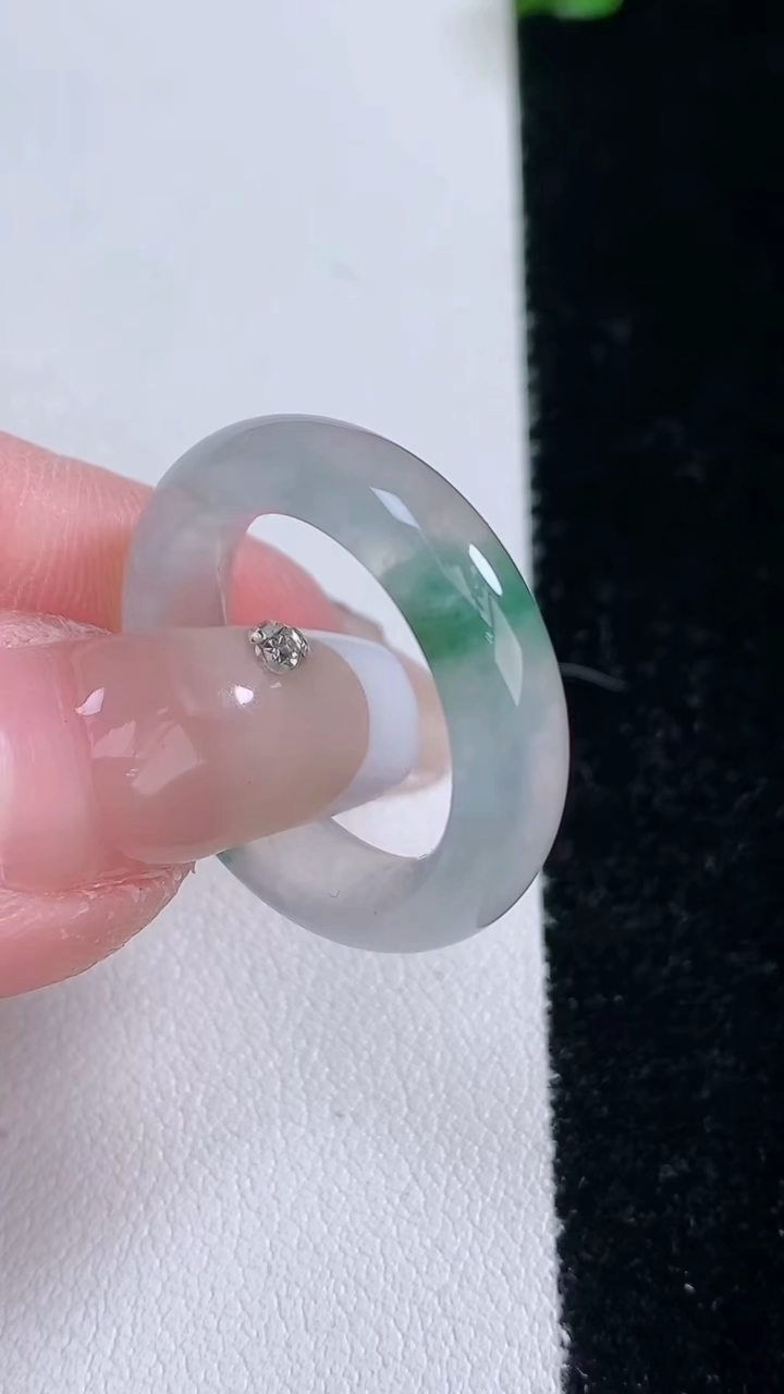 天然A货翡翠冰种飘花指环戒指，尺寸17.4-5.6-4，重量:4.28g2026年3月7日
工厂直销收藏佳品,种好水足，色泽均匀，有种有色，上手高大气！