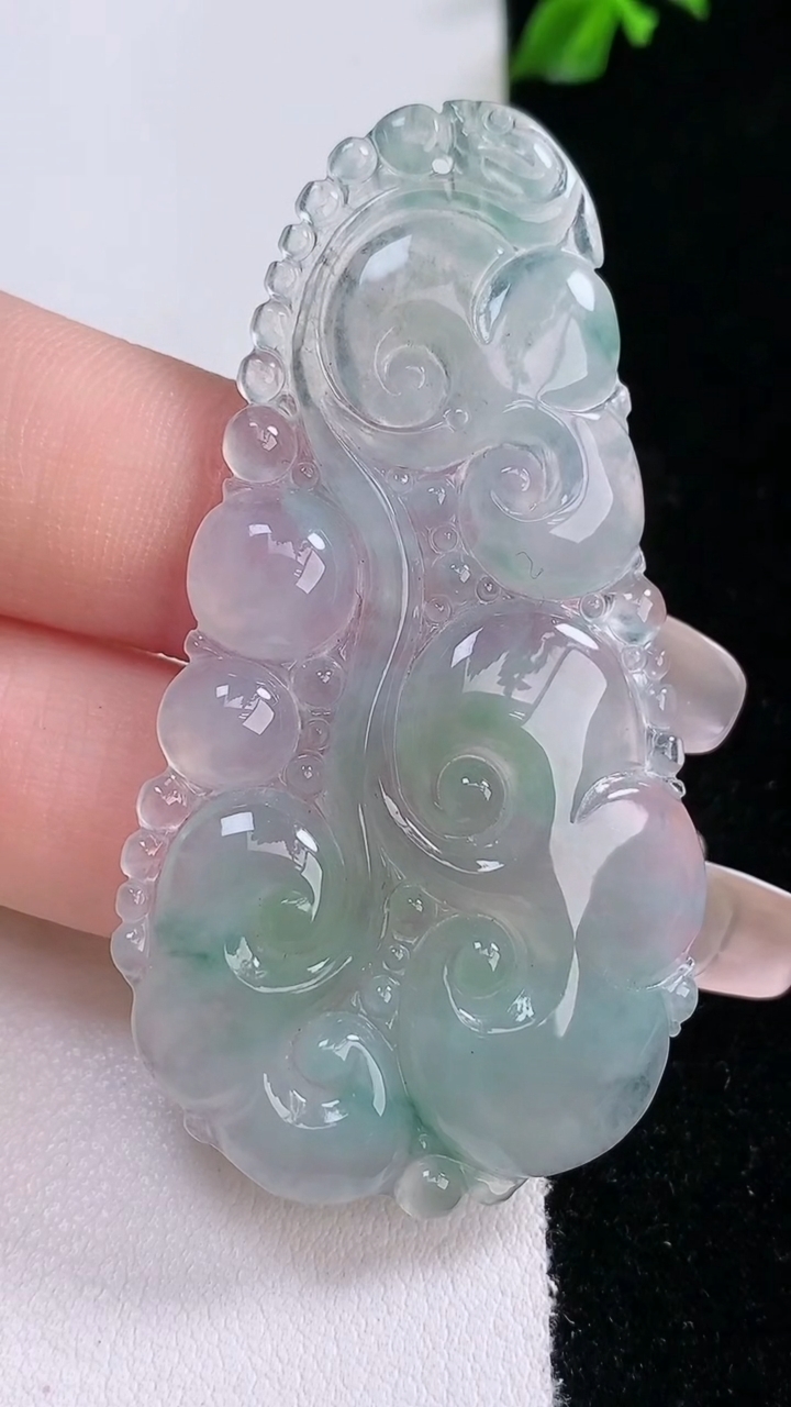 天然A货翡翠冰种飘花如意吊坠，尺寸58.4-31-4，重量:11.54g
3月7日