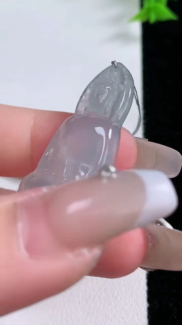 天然A货翡翠飘花观音菩萨吊坠，尺寸44-21.8-5.8，重量:9.30g
3月7日