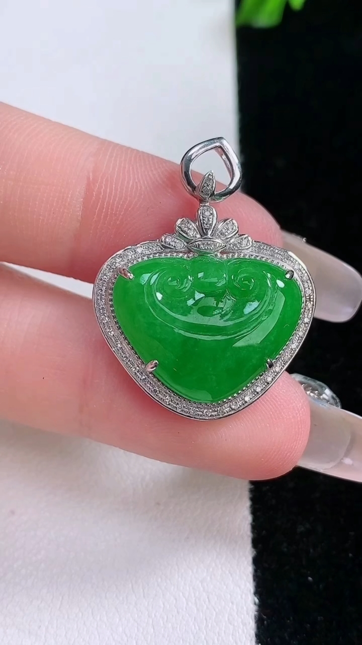 天然A货翡翠如意头吊坠，尺寸27.5-23-6，裸石14.4-19重量:3.66g
3月7日