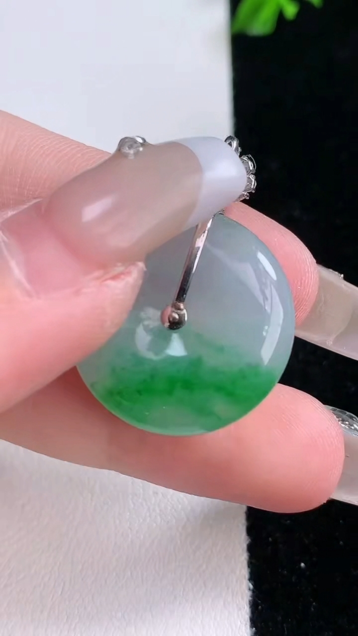 天然A货翡翠平安扣吊坠，尺寸22-5.5，重量:6.09g
3月7日