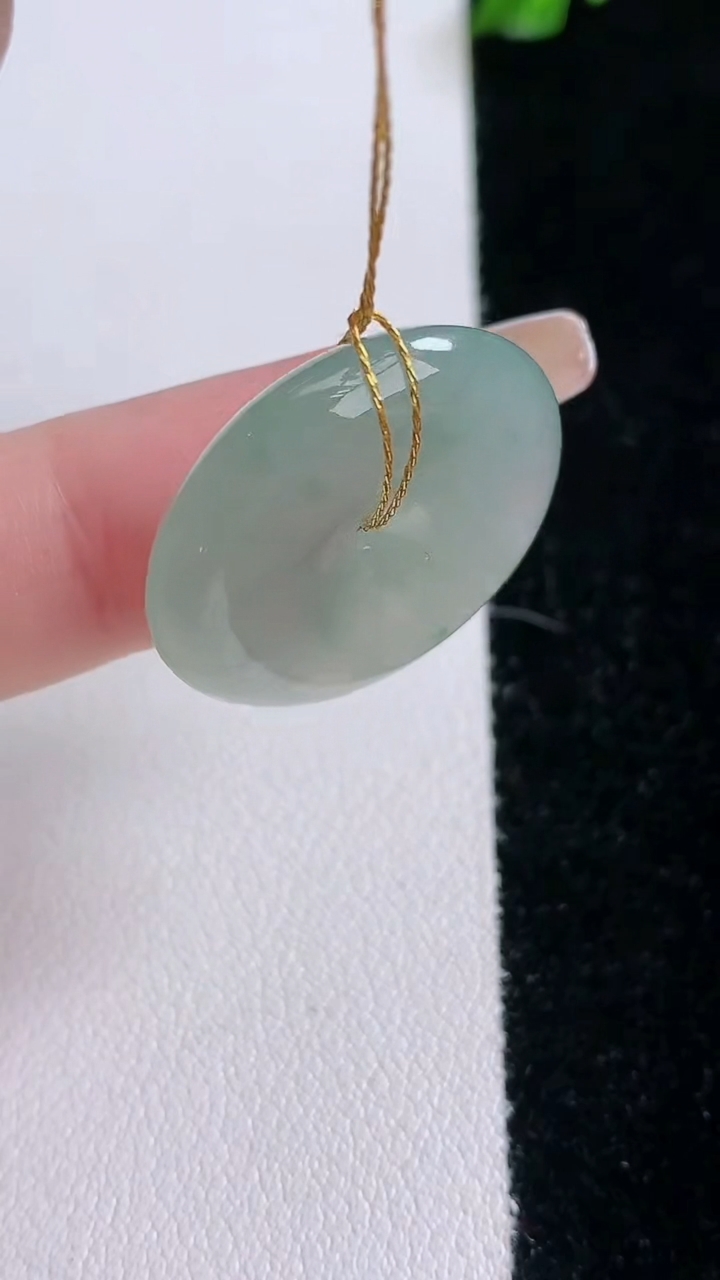 天然A货翡翠冰种飘花平安扣吊坠，尺寸23.8-5.4，重量:7.00g
3月7日