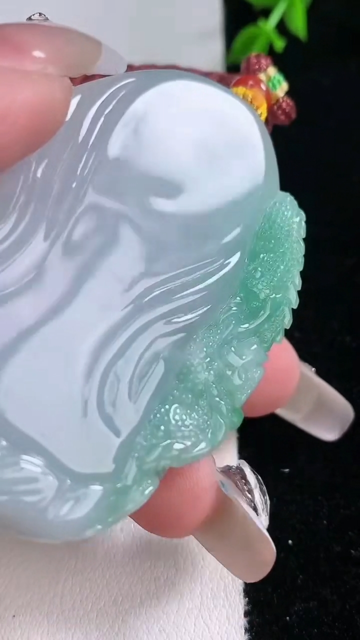 天然A货翡翠祥龙大势至菩萨吊坠，尺寸56.5-40.5-11，重量:57.41g
3月7日