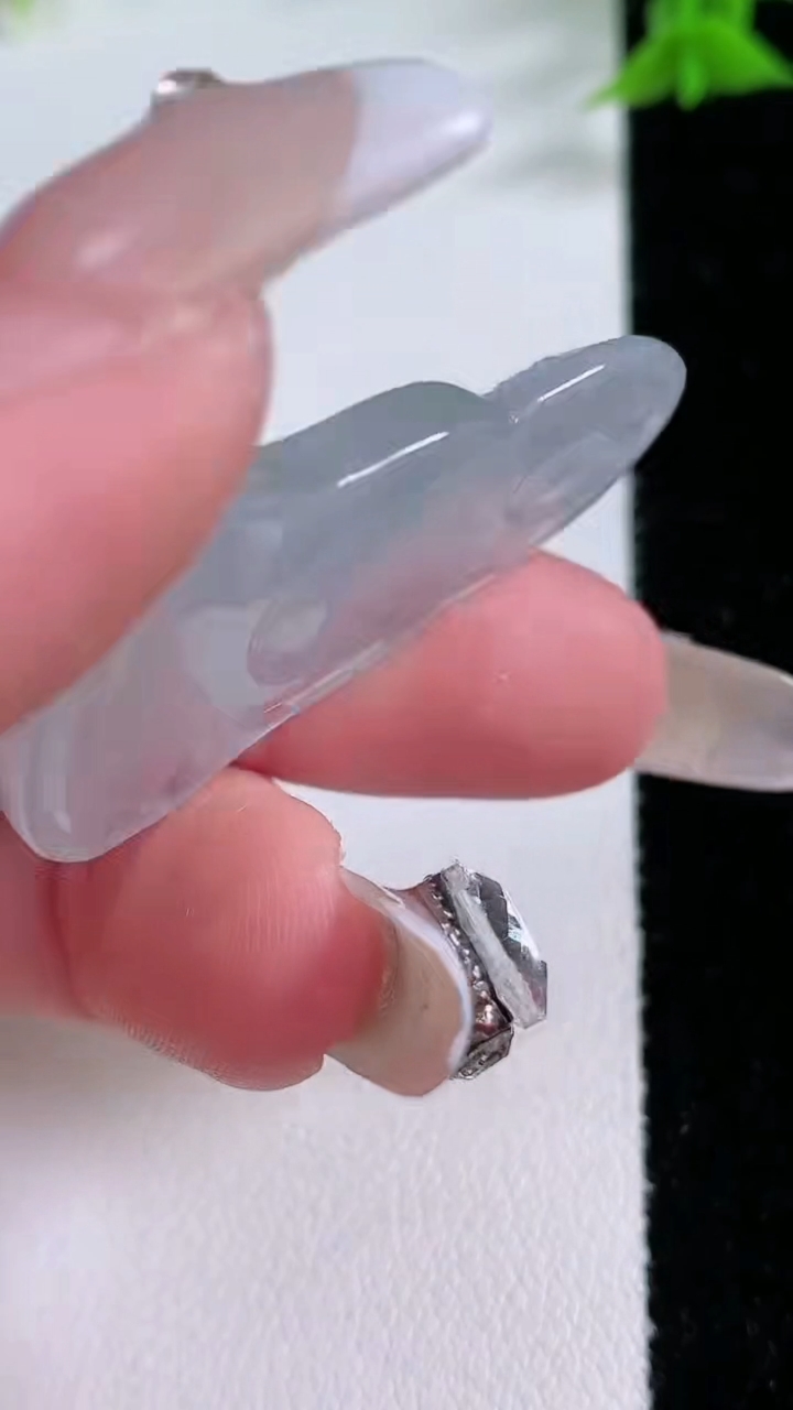 天然A货翡翠观音菩萨吊坠，尺寸41-24-5.7，重量:9.71g
3月7日