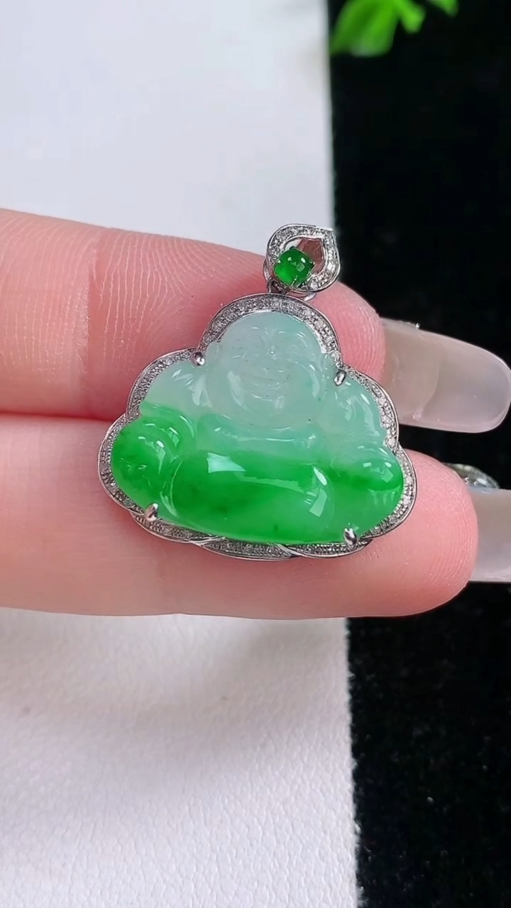 天然A货翡翠佛公吊坠，尺寸24.4-23-5.5，裸石16-20.2重量:3.78g
3月7日