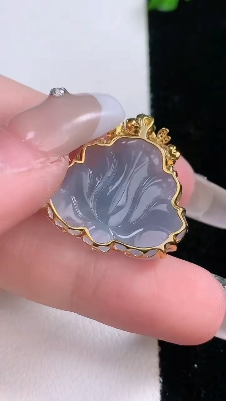 天然A货翡翠18K金紫罗兰和和美美 荷花吊坠，尺寸19-23.5-7.3，重量:4.09g
3月7日