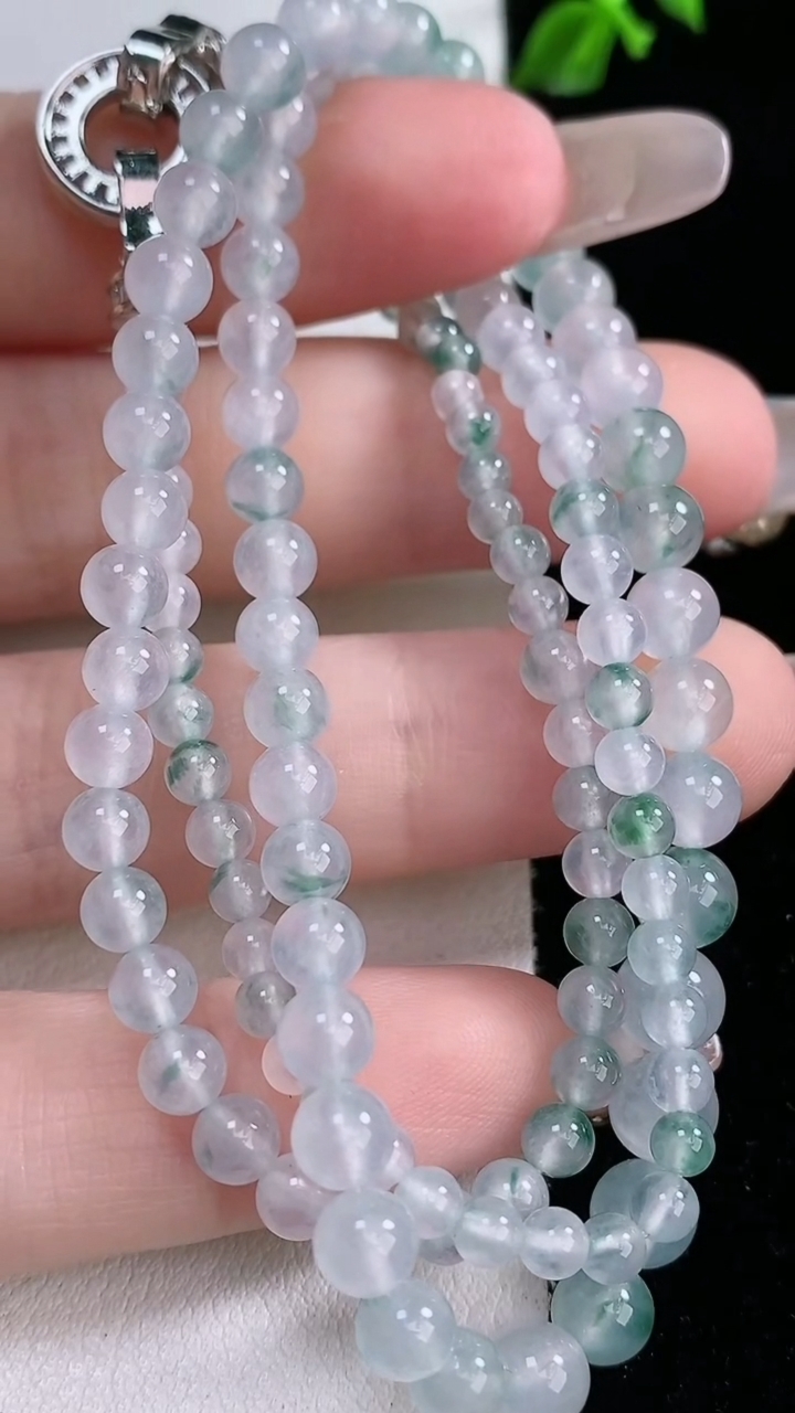 天然A货翡翠种飘花圆珠项链，尺寸4.4-128颗，重量:18.87g3月7日
工厂直销收藏佳品,种好水足，色泽均匀，有种有色，上手高大气！