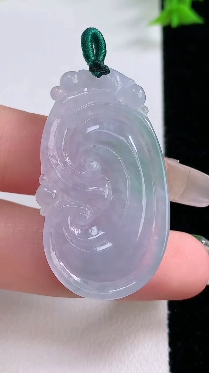 天然A货翡翠如意吊坠，尺寸40.5-22-5，重量:8.56g
3月7日