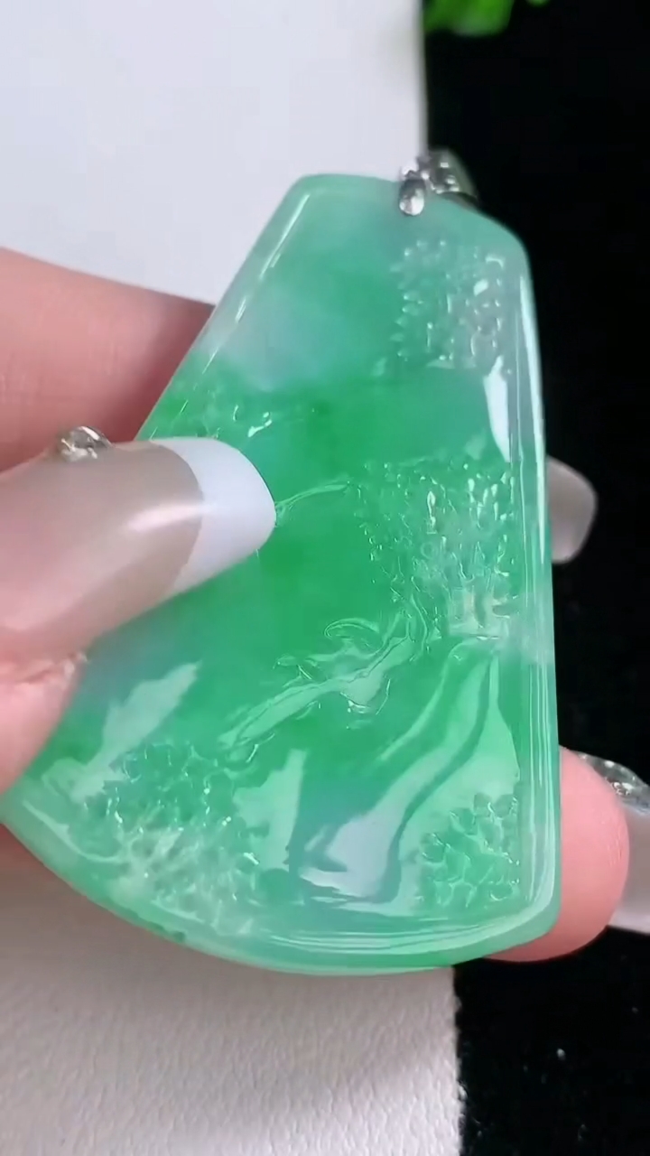 天然A货翡翠山水牌吊坠，尺寸48-32.5-6.3，重量:17.67g
3月7日