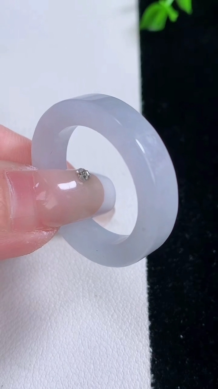 天然A货翡翠方形指环戒指，尺寸22.4-5.6-4，重量:7.35g2026年3月7日
工厂直销收藏佳品,种好水足，色泽均匀，有种有色，上手高大气！