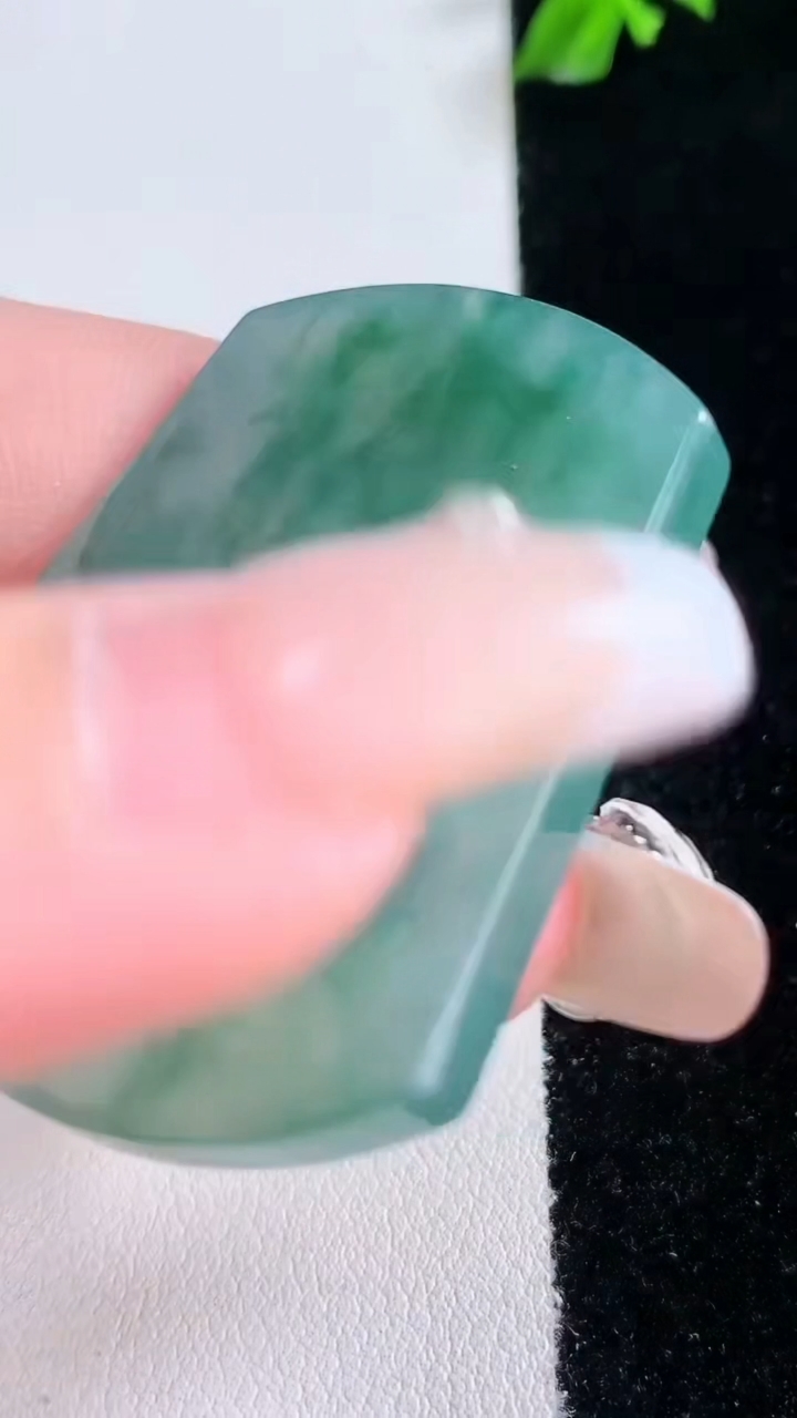 天然A货翡翠飘花无事牌镶嵌件，尺寸43.6-35-4.5，重量:20.00g
3月7日