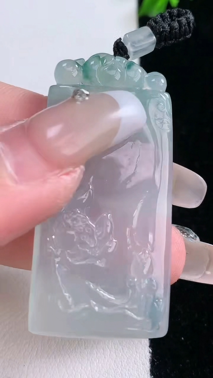 天然A货翡翠冰种飘花和和美美 荷花吊坠，尺寸46.7-22.5-4.3，重量:13.23g
3月7日