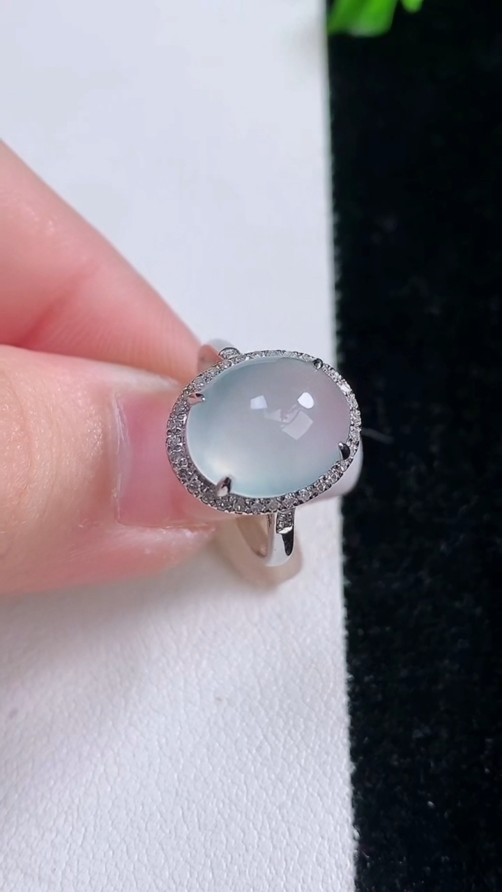 天然A货翡翠种白冰蛋面戒指，尺寸17.6-11.8-8.8-8.4，重量:2.81g2026年3月7