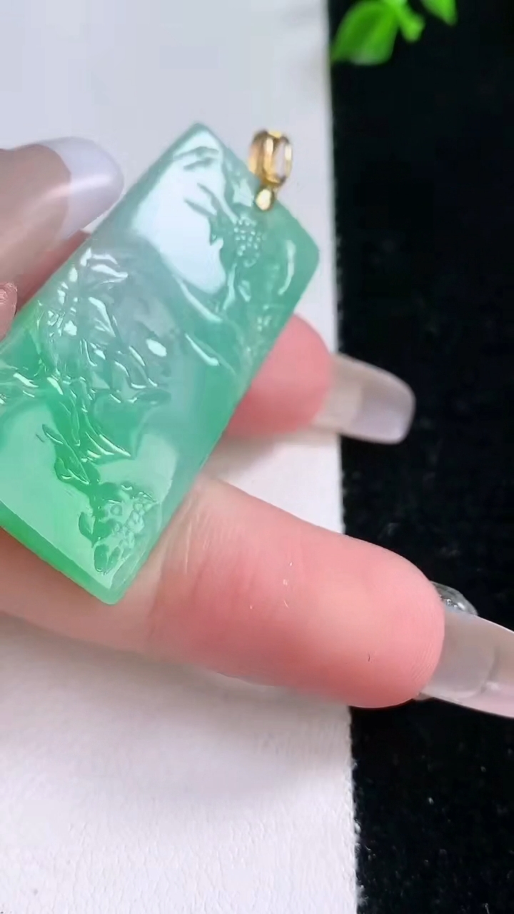 天然A货翡翠山水牌吊坠，尺寸40.2-19.4-4.5，重量:10.38g
3月7日