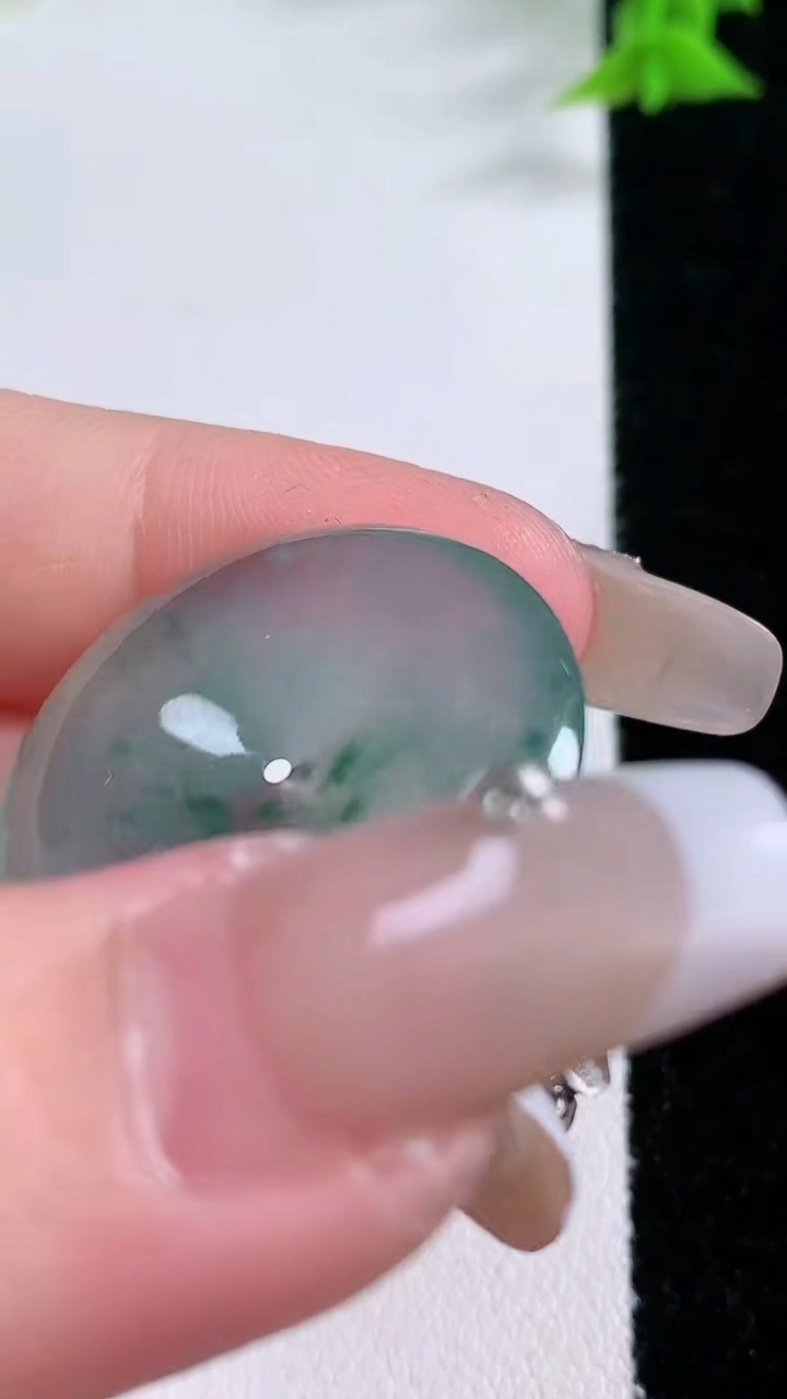 天然A货翡翠冰种飘花平安扣吊坠，尺寸27.6-5，重量:7.52g
3月7日