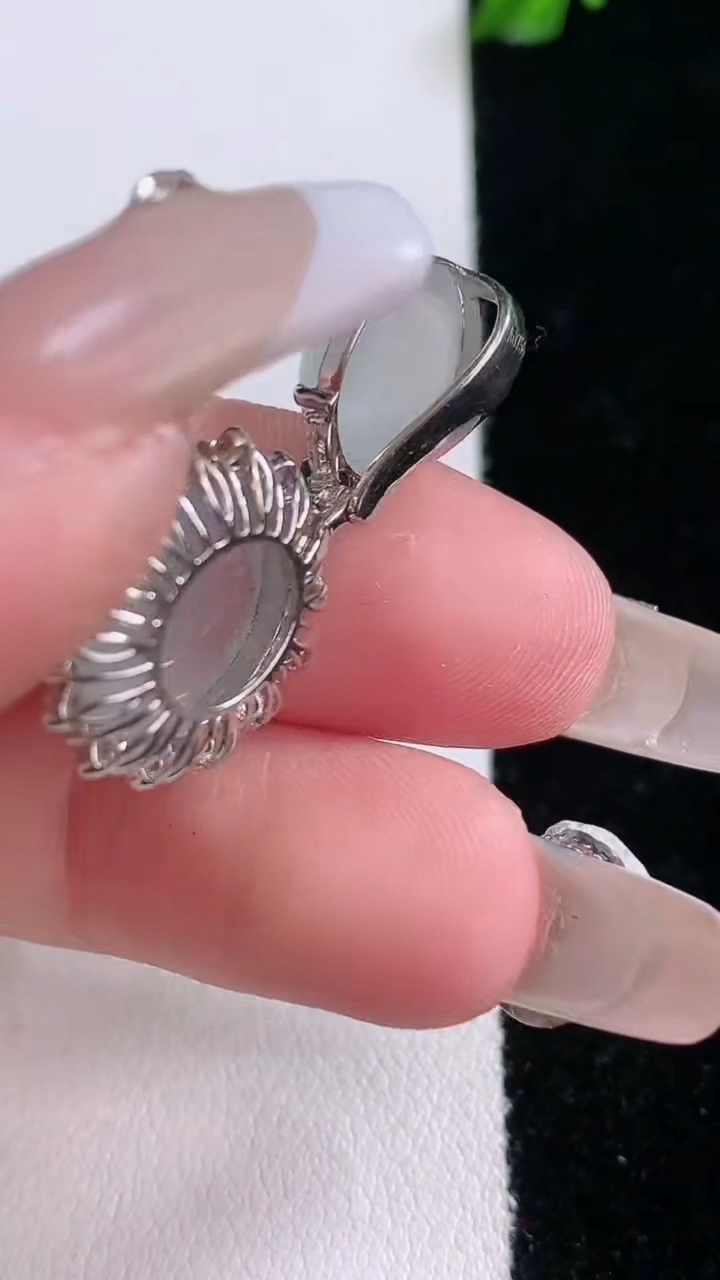 天然A货翡翠种白冰蛋面吊坠，尺寸31-14.7-8.2，裸石13-11.7重量:4.71g
3月7日