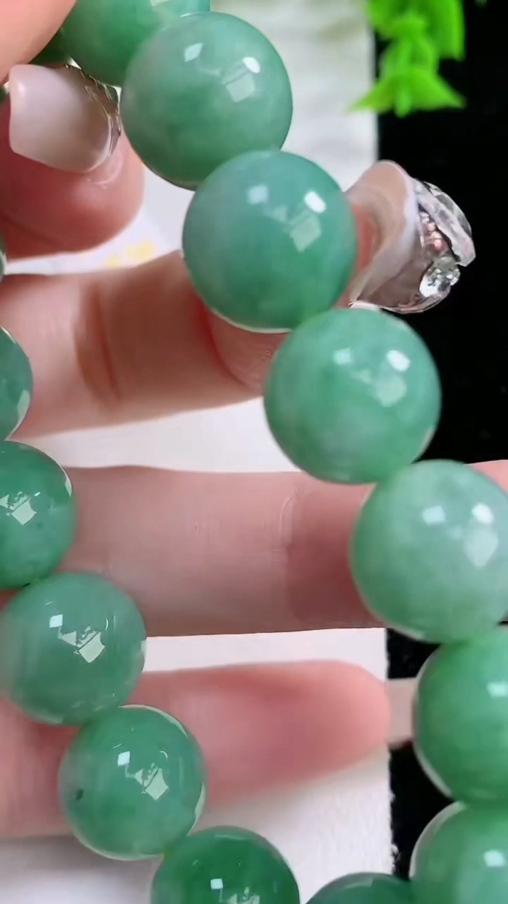 天然A货翡翠圆珠手串，尺寸12.7-16颗，重量:56.39g3月7日
工厂直销收藏佳品,种好水足，色泽均匀，有种有色，上手高大气！