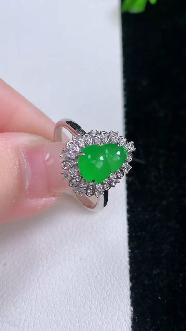 天然A货翡翠葫芦戒指，尺寸18-9.4-6-7.4，重量:2.88g2026年3月7日
工厂直销收藏佳品,种好水足，色泽均匀，有种有色，上手高大气！