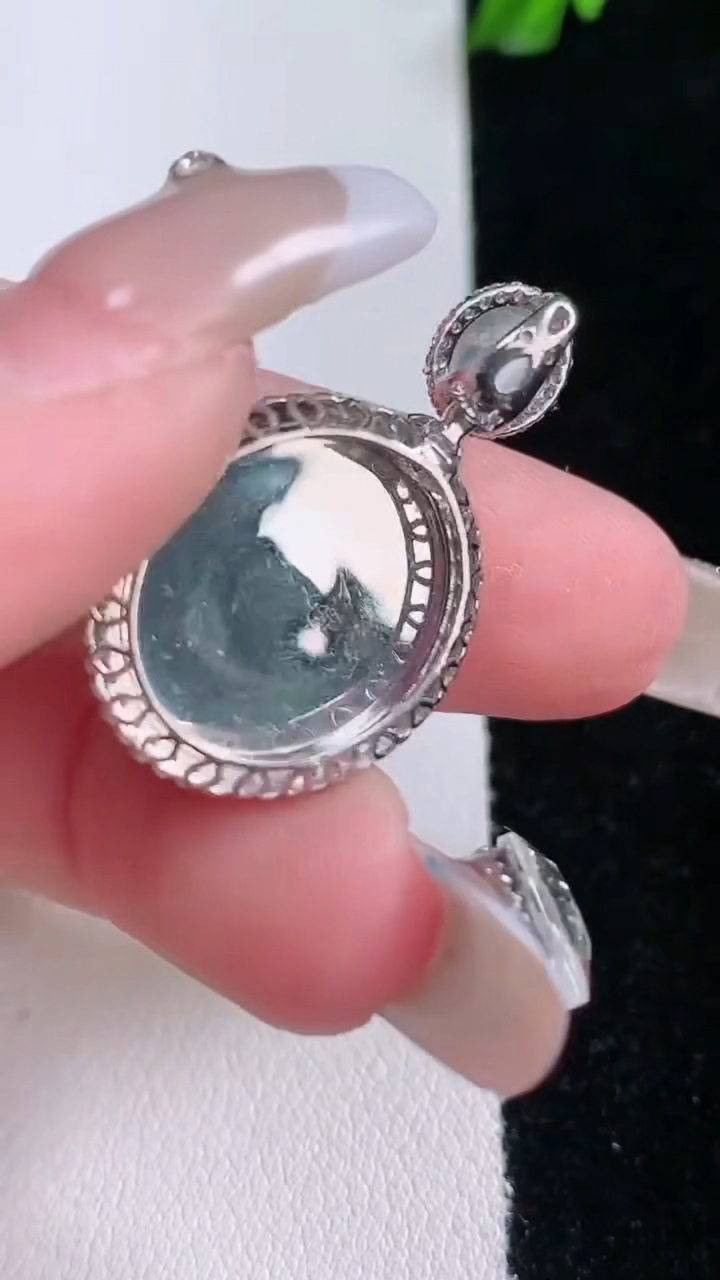 天然A货翡翠蛋面吊坠，尺寸28.8-17.8-8.8，裸石16-14.4重量:4.55g
3月7日