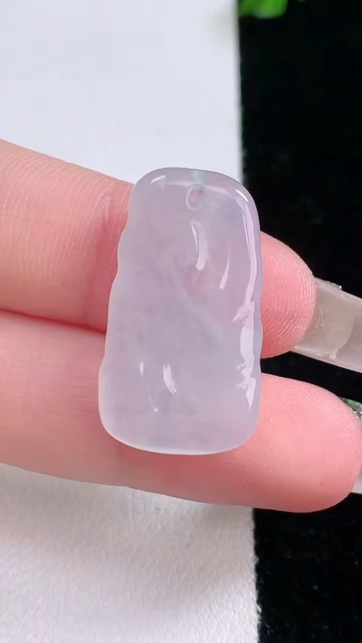 天然A货翡翠生肖狗吊坠，尺寸26.4-15-4.2，重量:4.01g
3月7日