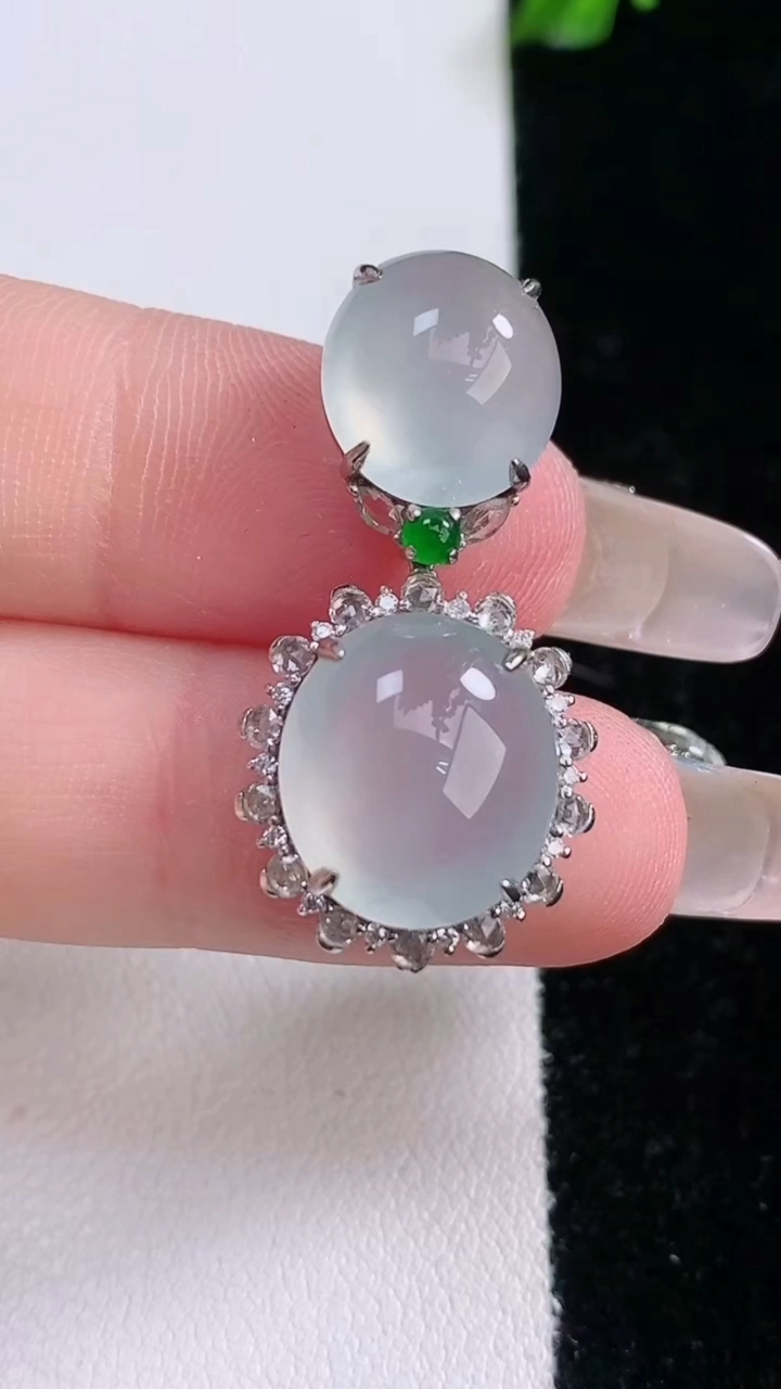 天然A货翡翠种白冰蛋面吊坠，尺寸31-14.7-8.2，裸石13-11.7重量:4.71g
3月7日