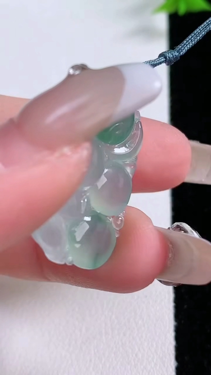 天然A货翡翠冰种飘花生肖猴吊坠，尺寸27.4-16.6-5.2，重量:3.86g
3月7日