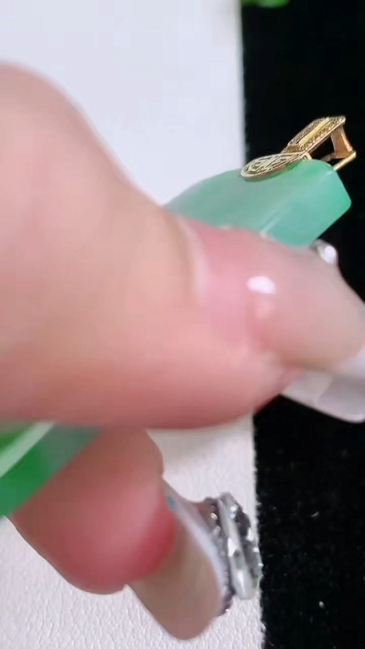 天然A货翡翠无事牌吊坠，尺寸49.6-30.6-3.6，重量:17.23g
3月7日