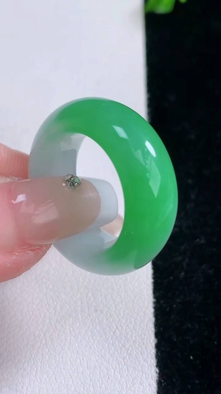 天然A货翡翠指环戒指，尺寸17.8-9.5-5.2，重量:10.06g2026年3月7日
工厂直销收藏佳品,种好水足，色泽均匀，有种有色，上手高大气！