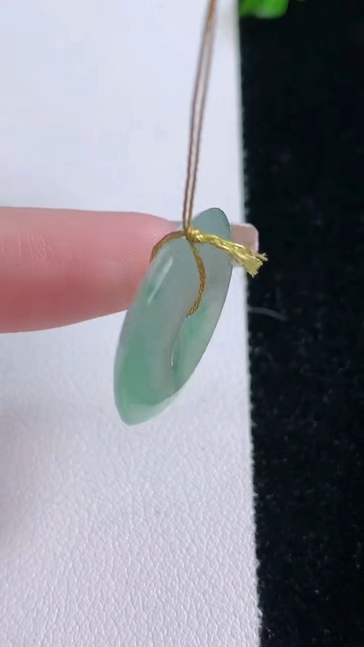 天然A货翡翠平安扣吊坠，尺寸22-4.4，重量:4.47g
3月7日