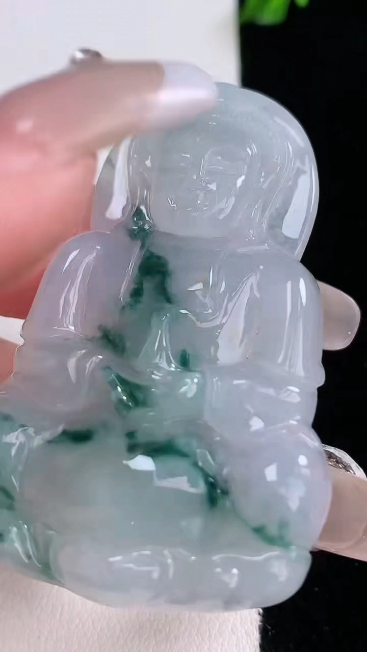 天然A货翡翠飘花观音菩萨吊坠，尺寸54-34.6-5.8，重量:18.67g
3月7日